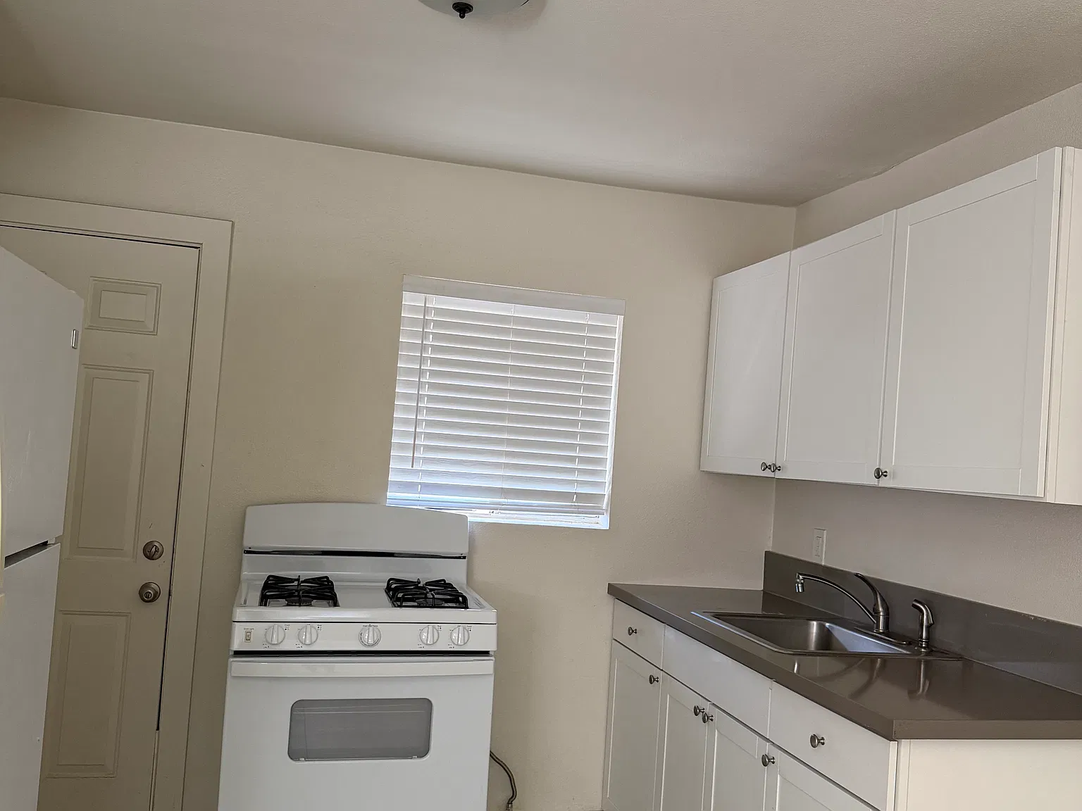 1 bed, 400 sqft, $1,200 — Photo 1
