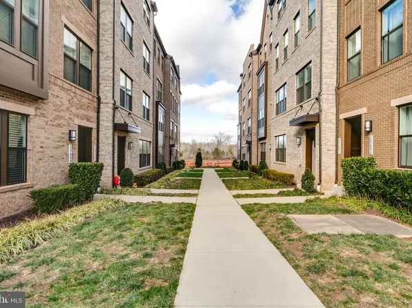 20687 Heron Landing Dr, Sterling, VA 20166