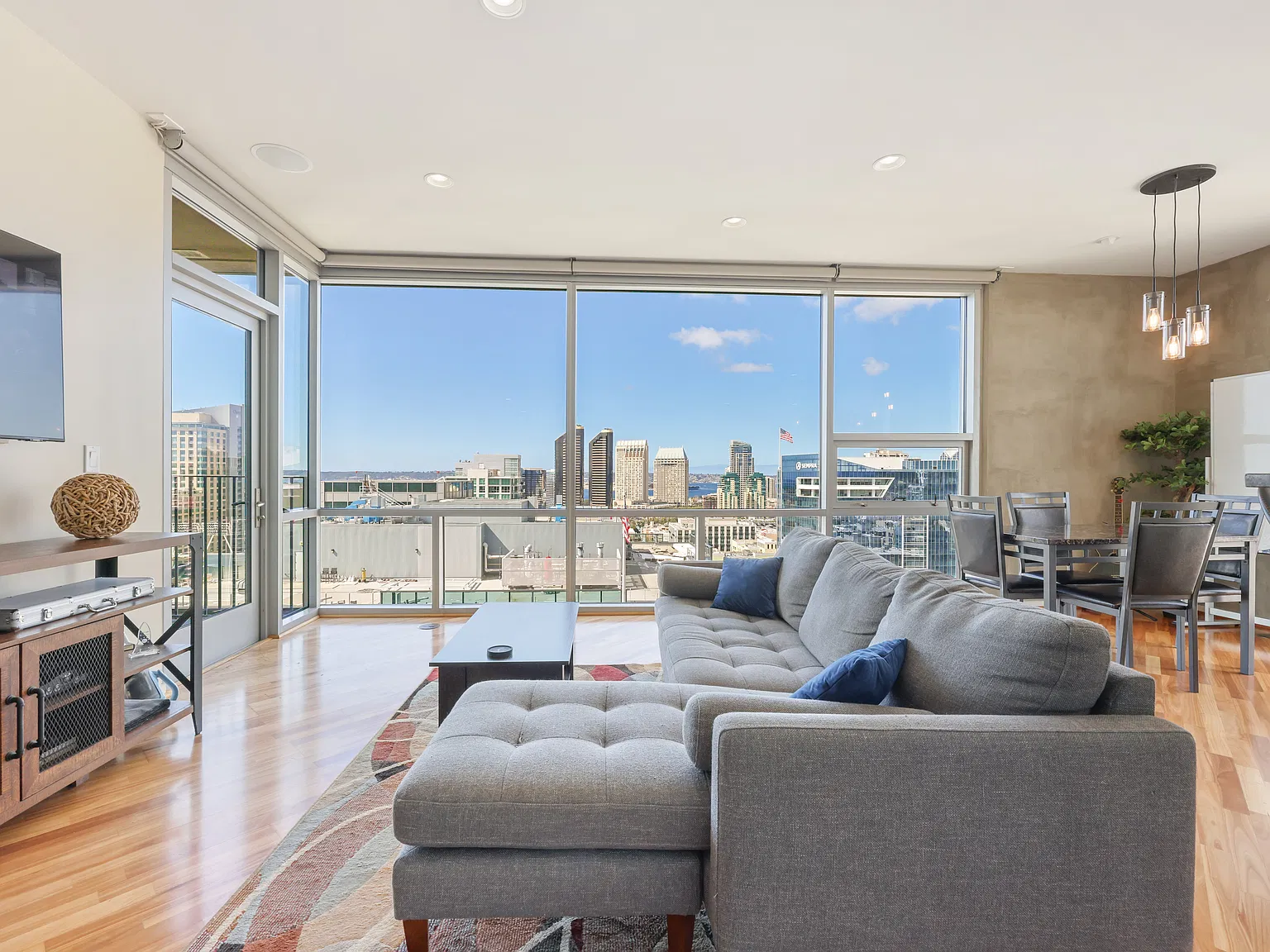 2 bed, 1077 sqft, $5,800 — Photo 2