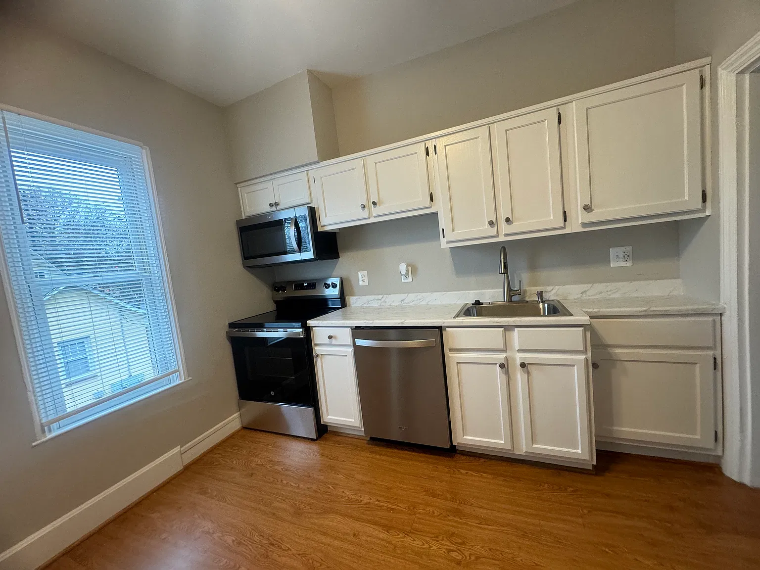 1 bed, 1000 sqft, $1,895 — Photo 3