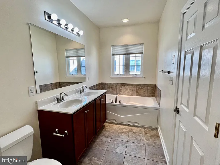 1329 Parish Ave — Photo 18