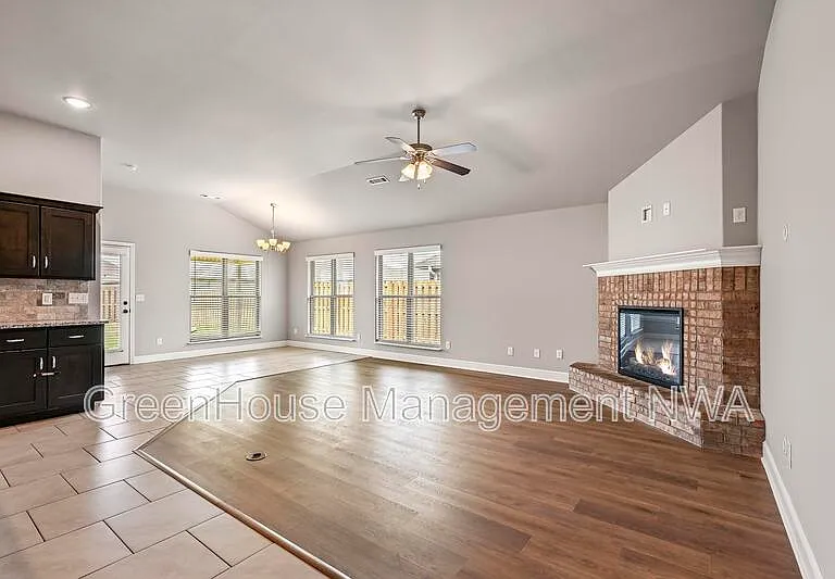 971 Redfree Dr — Photo 6