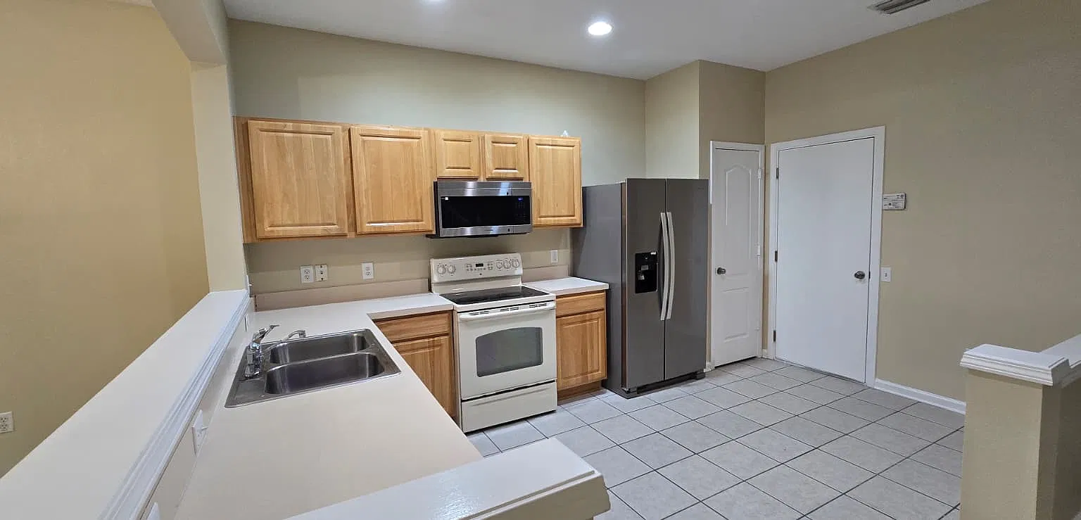 3 bed, 2.5 bath, 1644 sqft, $2,600 — Photo 3