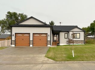 205 7th St NE, Watford City, ND 58854