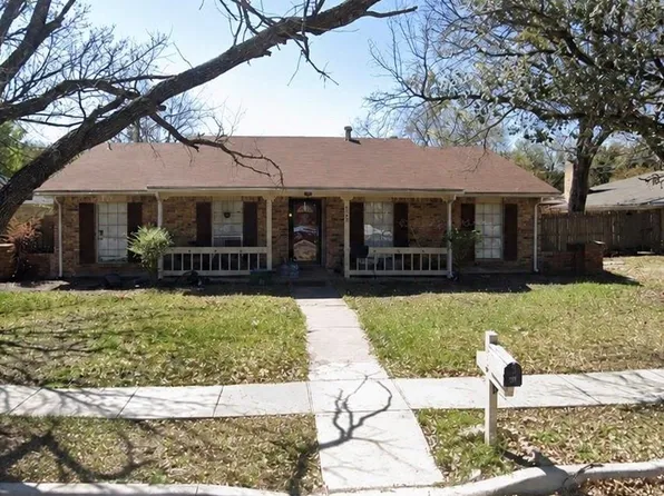 825 Pinoak Dr, Grand Prairie, TX 75052