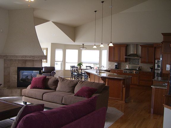 Great Roo/Living Behind Fireplace