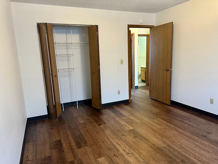 2 Bedroom 1 Bathroom Apartments — Photo 17