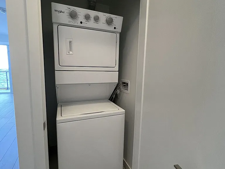 105 Oneida Cres #LPH06 — Photo 8