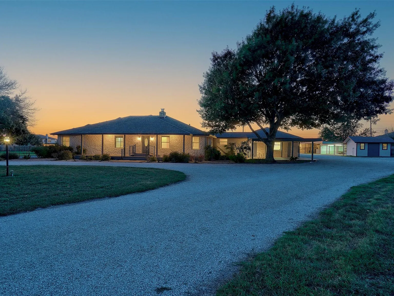 3 bed, 2.0 bath, 2383 sqft, $4,000 — Photo 3