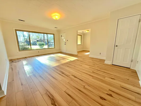 212 Nancy St, Lake Waccamaw, NC 28450