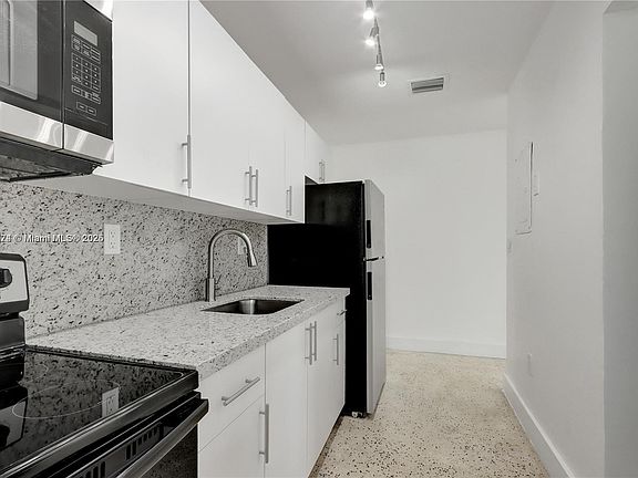 4th image of 1927 NW 20th Ave #2