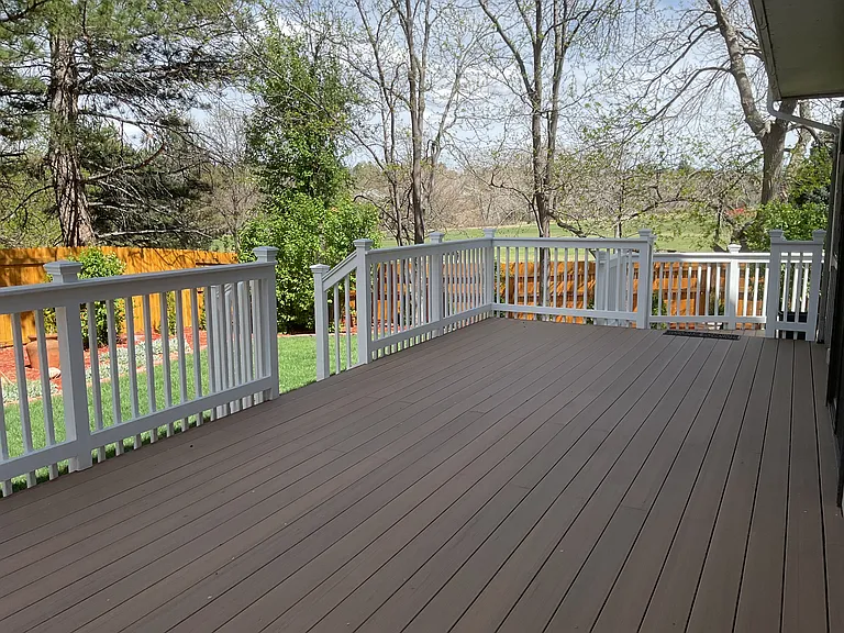 Deck w/ access from kitchen