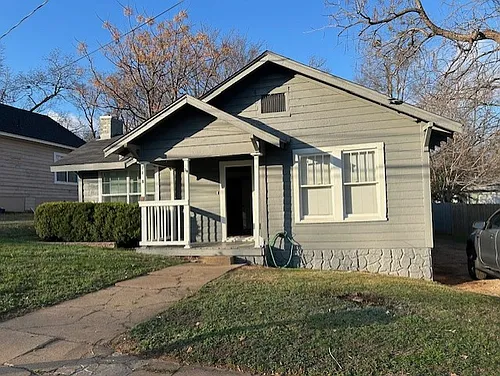 1126 E Houston St Photo 1