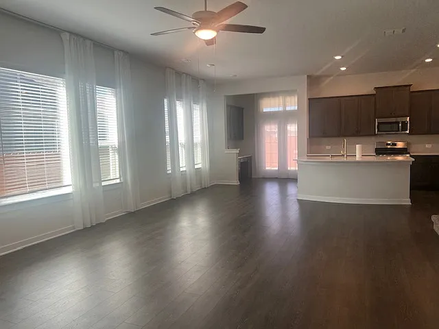 160 Biscayne Dr — Photo 2