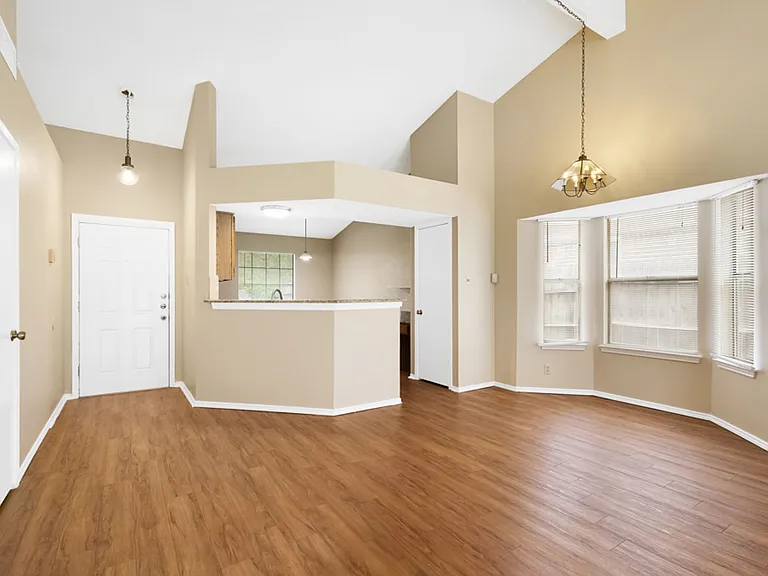 8007 Forest Xing — Photo 10