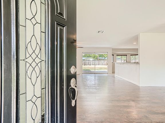 3rd image of 105 Oaklane Dr