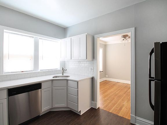 5th image of 712 N Austin Blvd APT 2E