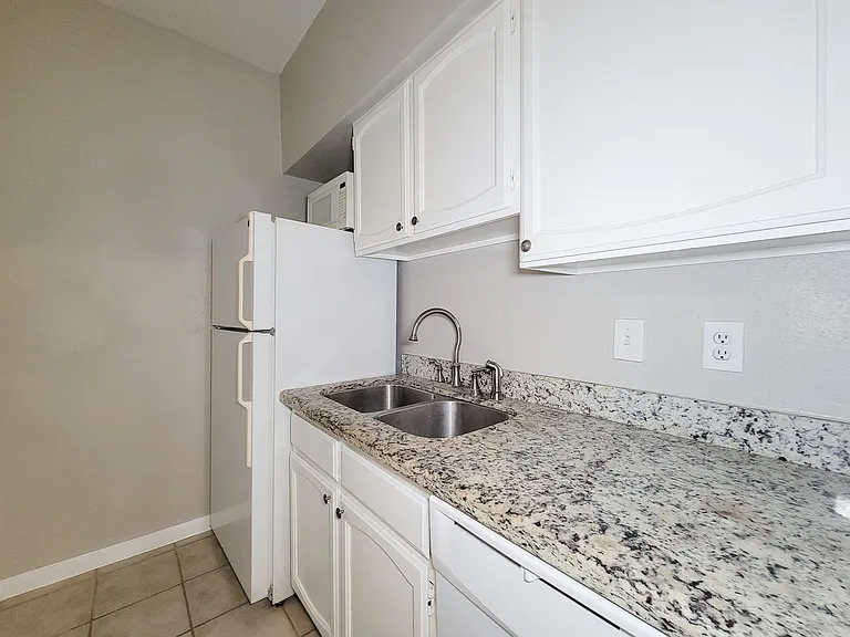 4041 Drake St #116 — Photo 19
