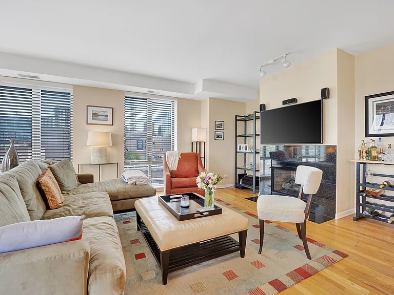 343 W Old Town Ct #504 — Photo 4