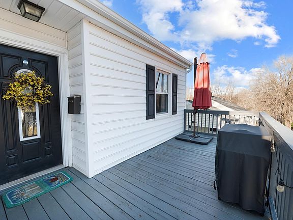 3rd image of 707 Crestwood Cir