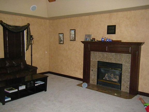 Family Room w/fireplace