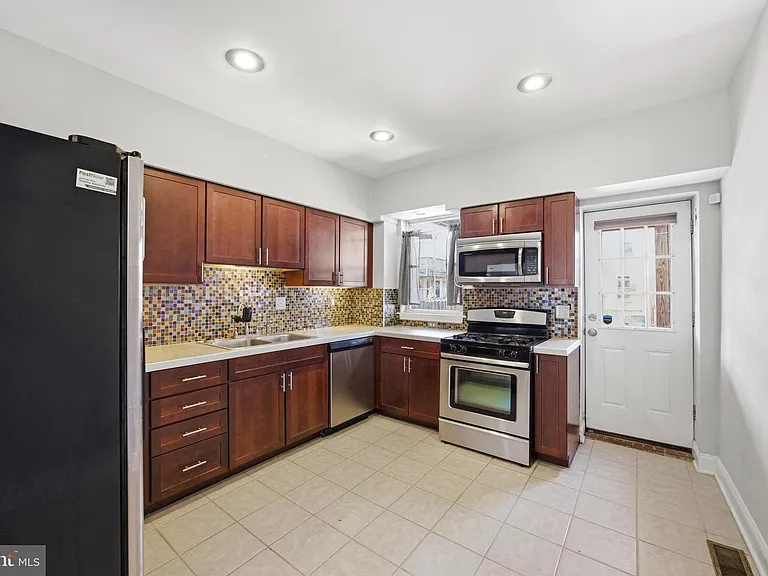 122 N Ellwood Ave — Photo 2