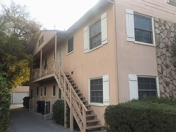 Building, left side, kitchen entrance