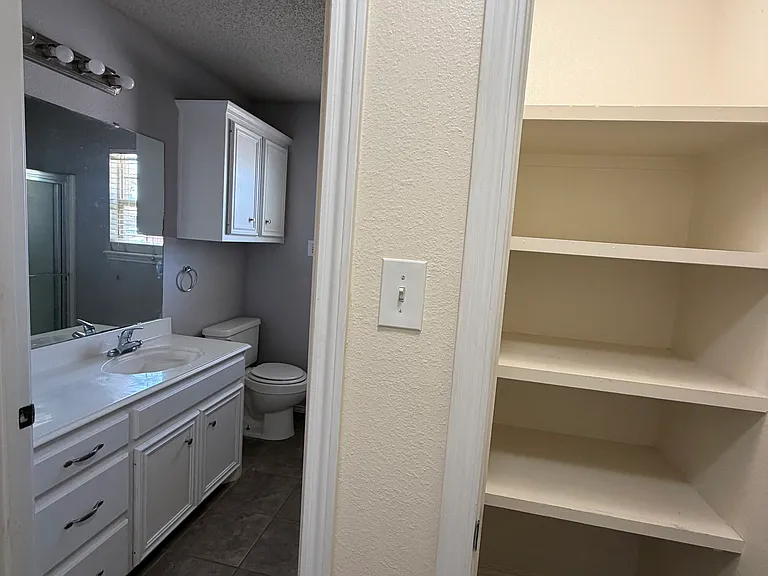 1001 Pontiac Ave — Photo 2