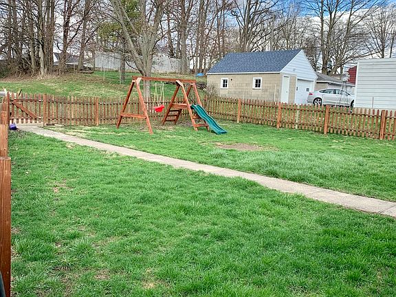 2nd image of 842 Fielding Rd