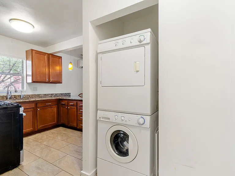 1121 E 9th St #1 — Photo 12