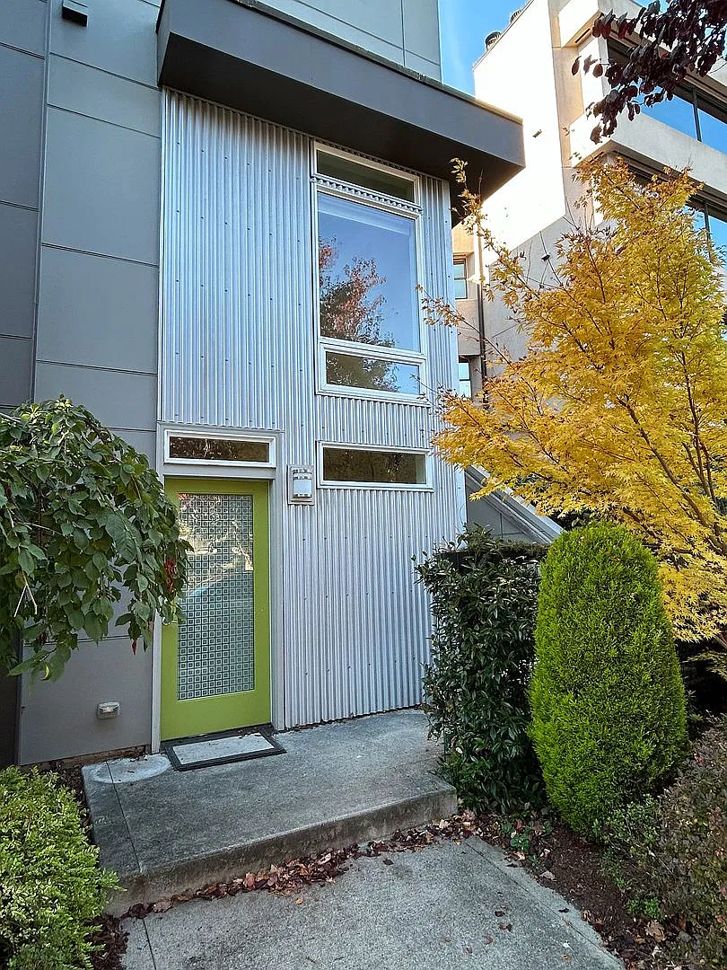 2BR/2BA End-Unit Home in North Admiral: Private Rooftop Deck — Photo 2