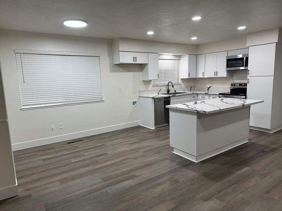 Kitchen/informal dining
