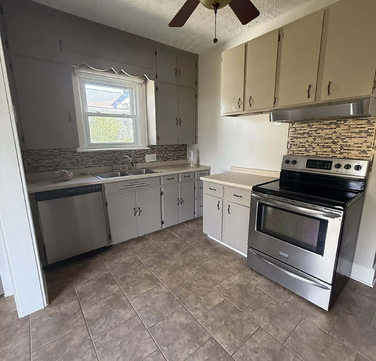 3 bed, 1.0 bath, 1248 sqft, $1,350 — Photo 3