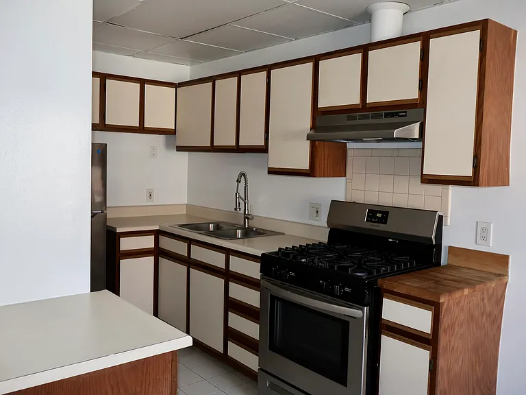 Burnside Apartments — Photo 9