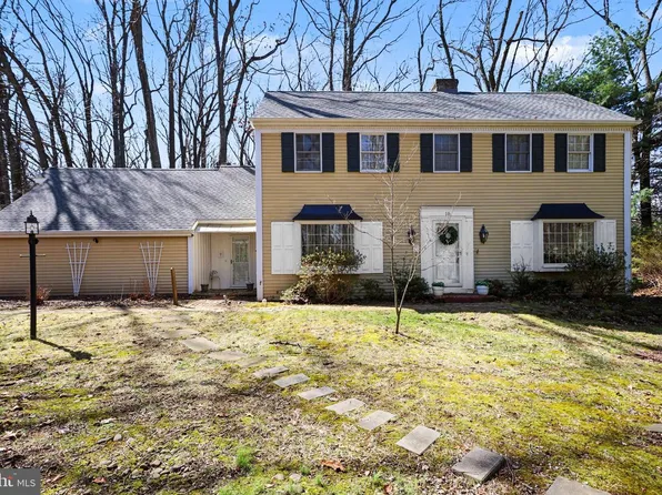 10 Dogwood Dr, Hershey, PA 17033