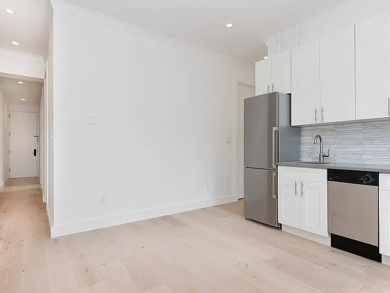 245 E 30th St #42 — Photo 2