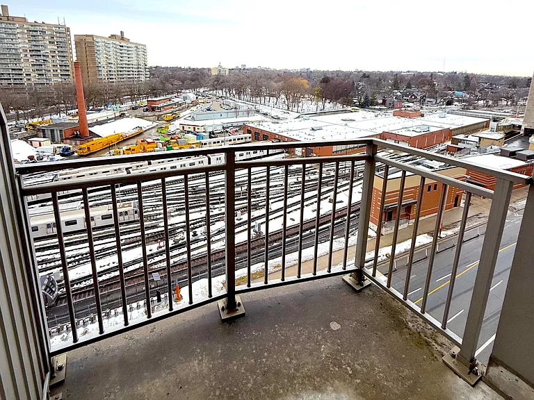 18 Merton St #911 — Photo 11