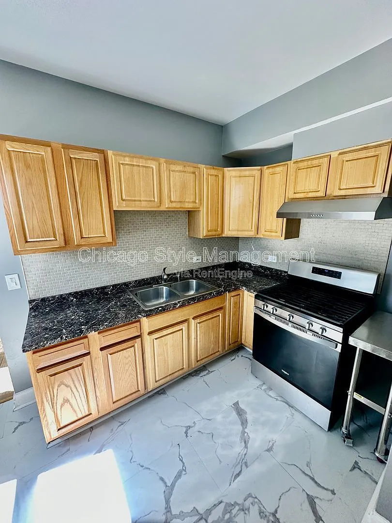 2 bed, 1.0 bath, $1,600 — Photo 2