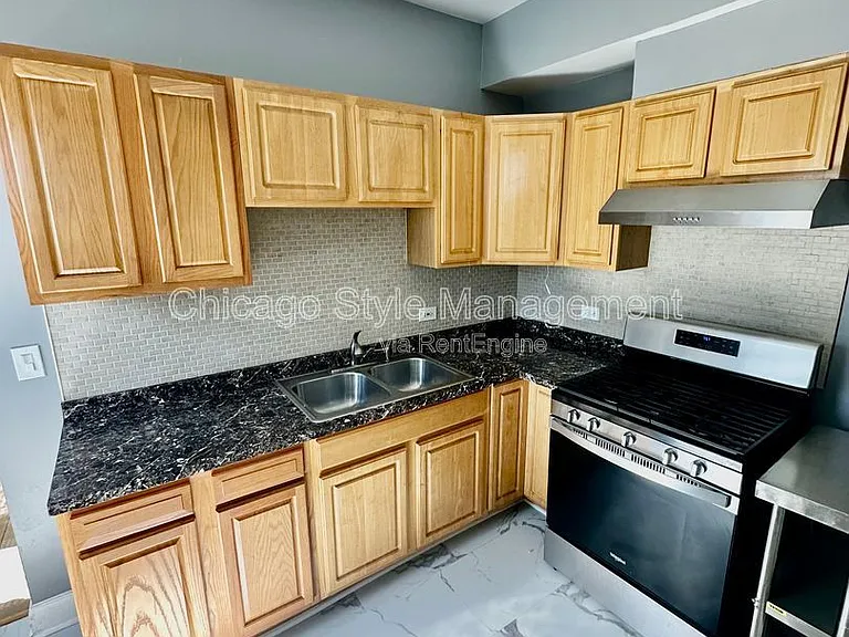 3302 W Fulton Blvd #3 — Photo 2