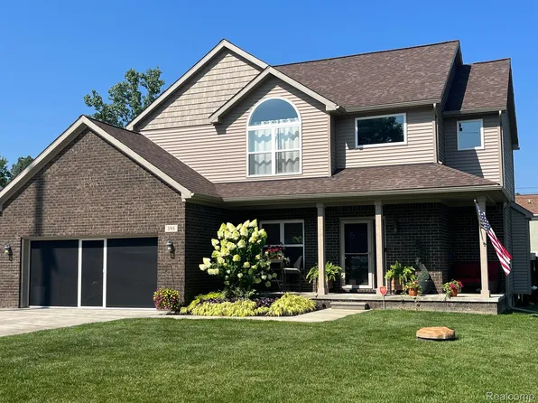 195 Teggerdine Rd, White Lake, MI 48386