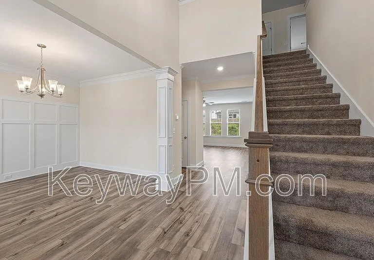 585 Hampton Dr — Photo 4