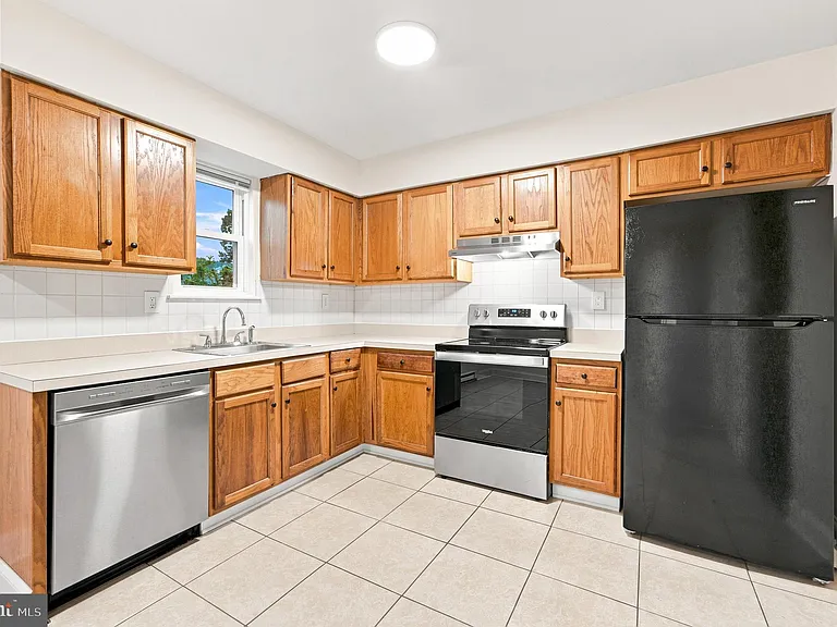 155 Hampshire Rd — Photo 4