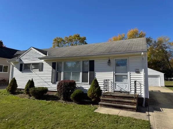 1256 Lander Rd, Mayfield Heights, OH 44124