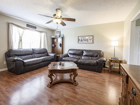 3rd image of 124 Trailside Dr