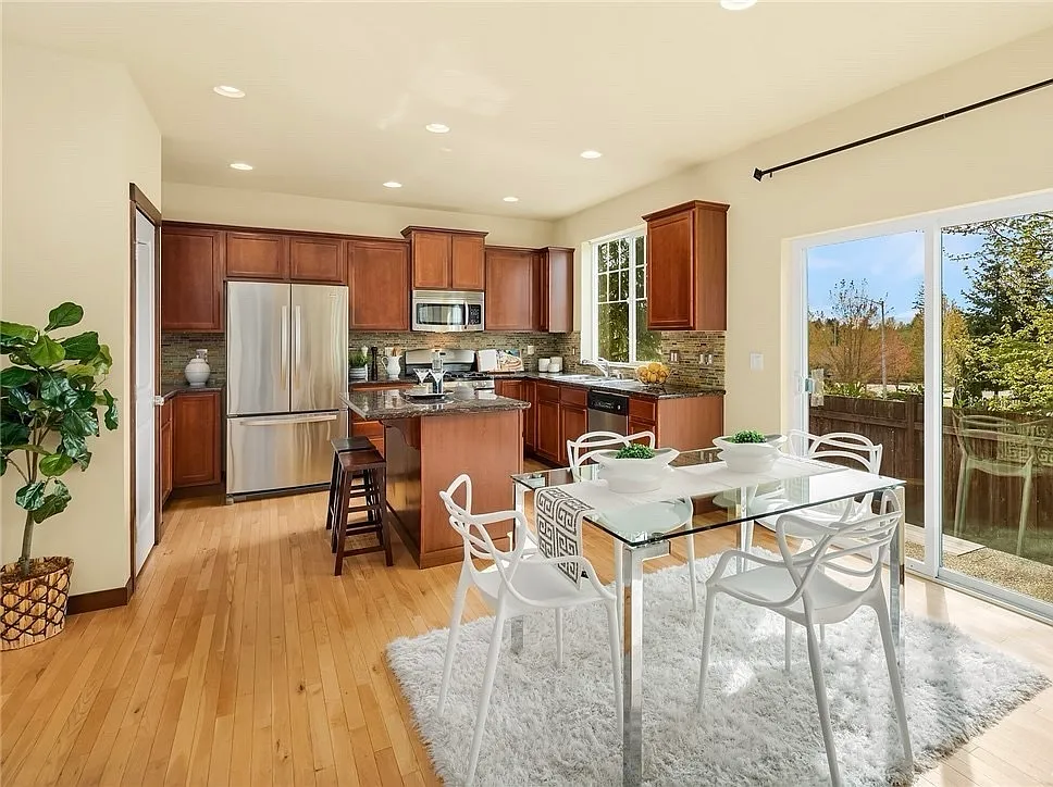 5 bed, 2531 sqft, $3,700 — Photo 4