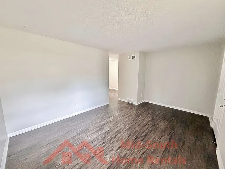 3231 Harvester Ln E — Photo 4