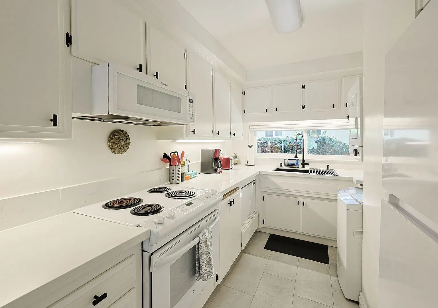 Fully Furnished 2 Bed / 1.5 Bath Condo Near Downtown La Mesa — Photo 4