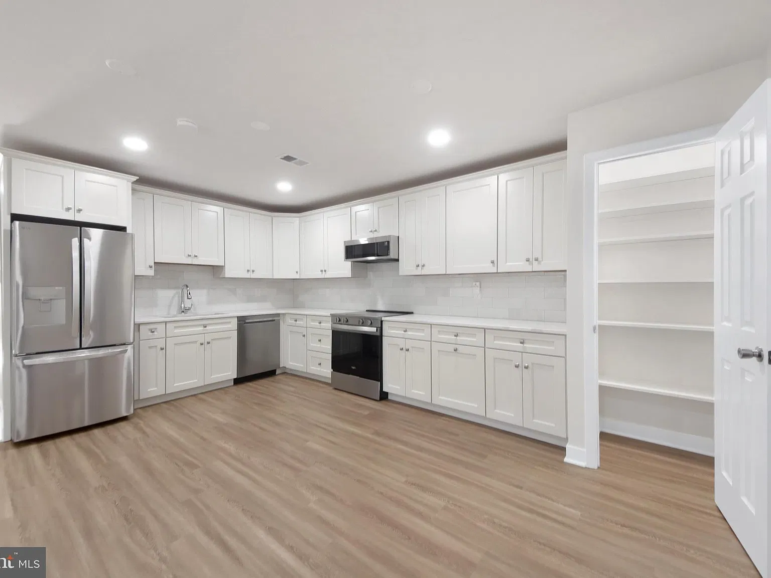 2 bed, 1.0 bath, 858 sqft, $2,300 — Photo 2