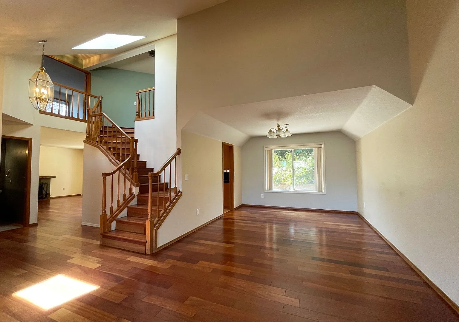 Gorgeous Beaverton home available with attached garage, fenced yard & more! — Photo 4