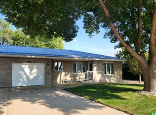 1316 Maple St, Hull, IA 51239